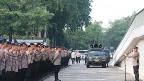 Polres Metro Jakarta Pusat mengerahkan 588 personel gabungan untuk mengamankan unjuk rasa yang berlangsung di Kawasan Patung Kuda Arjuna, Monas.