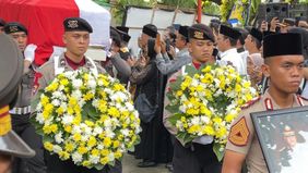 Setelahnya jenazah dimakamkan di TMPNU Kalibata.