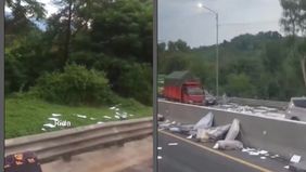 Bukannya menolong, sejumlah warga menjarah kasur lantai dari truk muatan Kertas dan kasur lantai yang mengalami kecelakaan di Tol Cipularang KM 90 arah Jakarta.