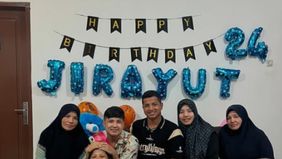 Jirayut merasa bahagia ada keluarga tercinta saat ulang tahunnya kali ini.