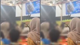 Para pembeli dan warga menyaksikan keduanya berkelahi saling menjambak rambut.