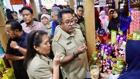 akil Gubernur DKI Jakarta, Rano Karno, secara resmi membuka acara Bazar Produk Kreatif Menyongsong 5 Abad Kota Jakarta yang berlangsung di Ruang Serbaguna M.H. Thamrin, Graha Ali Sadikin, Balai Kota DKI Jakarta, pada Senin, 24 Februari 2025.