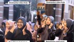 Media sosial TikTok tengah diramaikan oleh tren baru yang menampilkan gerakan menyerupai mengulek adonan, diiringi dengan musik sholawat. Video ini menarik perhatian warganet dan menimbulkan berbagai tanggapan.