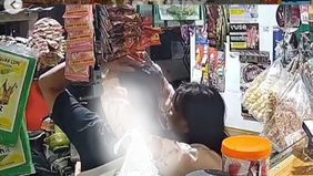 Aksi kekerasan brutal terhadap pemilik warung kelontong di kawasan Ciledug, Kota Tangerang, terekam kamera CCTV dan menggemparkan warga sekitar.