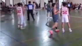 Pelatih basket SMP Mardi Waluya Cibinong diberhentikan akibat insiden pemukulan yang dilakukan oleh siswanya pada pertandingan intersekolah.