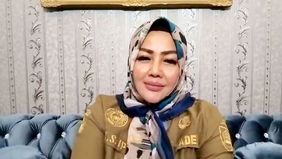 Seorang kepala desa dari Pamijahan, Bogor, Jawa Barat, mendadak viral media sosial. Wiwin Komalasari, nama kades tersebut, menjadi sorotan setelah mengunggah video dirinya menertawakan nasi berkat ayang didapat dari acara pelantikan Bupati dan Wakil 