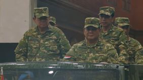 Presiden Prabowo Subianto bersama Presiden Ke-6 Susilo Bambang Yudhoyono dan Presiden Ke-7 Joko Widodo menaiki kendaraan taktis Maung saat melakukan pemeriksaan pasukan dalam Upacara Parade Senja di Akademi Militer, Magelang, Jawa Tengah, pada Kamis,