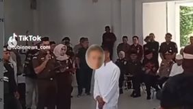 Dalam prosesi hukuman cambuk tersebut, AI dijatuhi hukuman 82 kali cambukan, sementara DA menerima 77 kali cambuk setelah dipotong masa tahanan.