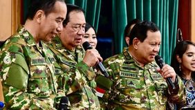 Presiden RI Prabowo Subianto, mantan Presiden ke-6 Susilo Bambang Yudhoyono (SBY), dan mantan Presiden ke-7 Joko Widodo (Jokowi) bernyanyi bersama mengenakan seragam loreng Komponen Cadangan TNI.