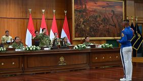 Presiden Republik Indonesia, Prabowo Subianto, memberikan apresiasi dan penghargaan kepada para taruna Akademi Militer (Akmil) dan Akademi Kepolisian (Akpol) yang menunjukkan disiplin dan semangat luar biasa dalam Upacara Parade Senja yang digelar di