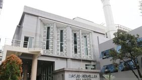 Masjid Fatahillah Balai Kota DKI Jakarta menyediakan 100 paket takjil gratis setiap hari selama Ramadhan. 