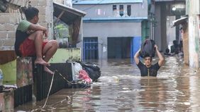 Badan Penanggulangan Bencana Daerah (BPBD) Jakarta Selatan melaporkan bahwa ketinggian banjir di empat kelurahan di wilayah tersebut mencapai 230 sentimeter (cm) hingga Senin pagi.