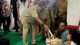Wakil Gubernur Jakarta, Rano Karno, mengunjungi dan menyalurkan bantuan bagi korban banjir di pengungsian SDN Kampung Melayu 01/02 serta Kantor Kelurahan Bidara Cina, Jakarta Timur.