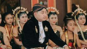 Putra Mahkota Keraton Kasunanan Surakarta Hadiningrat, Gusti Raden Mas Suryo Aryo Mustiko atau KGPAA Hamangkunegoro, baru-baru ini menarik perhatian publik melalui unggahan di media sosial.