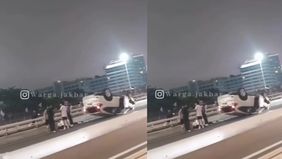 Terjadi Kecelakaan di tol grogol arah pluit tepatnya di depan mall citraland. Terlihat sebuah mobil terbalik, belum diketahui kronologinya. Senin (03/03/2025) malam.