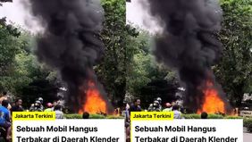 Terjadi kebakaran mobil di putaran jembatan Klender arah Stasiun Klender, Jakarta Timur siang ini, Senin (3/3/2025). Belum diketahui penyebab kejadian tersebut.