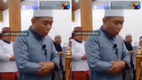 Sebuah video yang memperlihatkan seorang imam salat Tarawih melakukan live streaming mendadak viral di media sosial.