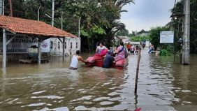 BPBD Kabupaten Tangerang, Banten, menginformasikan bahwa sekitar 3.000 warga terdampak banjir akibat hujan deras yang menyebabkan sungai meluap sejak Senin, 3 Maret 2025.