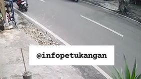 Belum diketahui, bagaimana kondisi pejalan kaki, namun sejumlah warga berusaha membantu korban dan kang ojek yang juga terjatuh.