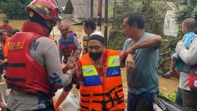 Suku Dinas Gulkarmat Jakarta Selatan memprioritaskan evakuasi lansia dan anak-anak saat banjir setinggi tiga meter melanda Kelurahan Rawajati, Pancoran.