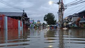 Badan Penanggulangan Bencana Daerah (BPBD) Kota Tangerang Selatan (Tangsel), Banten, melaporkan bahwa sebanyak 1.000 kepala keluarga (KK) terdampak banjir yang melanda wilayah tersebut.