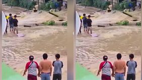 Sebuah video viral di media sosial memperlihatkan aksi warga yang berusaha mengatasi banjir dengan menjebol tembok. Namun, niat baik tersebut justru berujung petaka karena air semakin meluas ke area yang lebih luas.