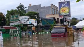 Bencana banjir yang melanda Kota Tangerang Selatan (Tangsel), Banten, menyebabkan akses di Jalan Raya Ceger, Kecamatan Pondok Aren, tidak dapat dilalui.