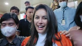 Nikita Mirzani resmi ditahan dan memakai baju oren usai jalani pemeriksaan di Polda Metro Jaya terkait laporan Reza Gladys.