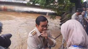 Gubernur DKI Jakarta, Pramono Anung meninjau Pintu Air Manggarai, Jakarta Selatan pada Selasa, 4 Maret 2025 sore. Hal ini dikarenakan, Jakarta dilanda banjir.