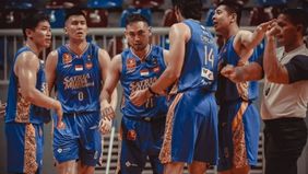 Pelatih Satria Muda Pertamina Jakarta (SM), Youbel Sondakh, memberikan apresiasi terhadap kinerja para pemainnya dalam laga uji coba melawan Borneo Hornbills dan Dewa United Banten selama jeda kompetisi Indonesian Basketball League (IBL) 2025.