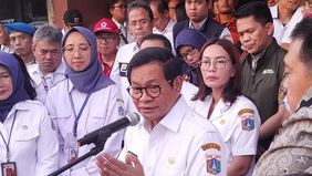 Gubernur Jakarta Pramono Anung, meninjau dan memberikan bantuan ke lokasi pengungsian banjir di Gelanggang Olahraga (GOR) Otista, Jakarta Timur, Rabu, 5 Maret 2025.