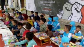 Kepedulian Humaniora juga patut diacungi jempol dengan memberikan sejenis beasiswa kepada anak sekolah.