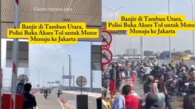 Banjir luapan Kali Bekasi membuat akses di Jalan Tambun Utara lumpuh. Polisi membuka Jalan Tol Cibitung-Cilincing dari Gabus sampai ke Tarumajaya untuk pesepeda motor yang hendak kerja ke Jakarta. Rabu, 5 Maret 2025.