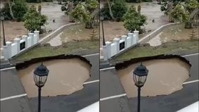 Jalan di sekitar jembatan Kemang Pratama, Kota Bekasi, Jawa Barat, mengalami kerusakan parah setelah diterjang banjir besar yang melanda kawasan tersebut kemarin. Akibat amblesnya jalan ini, kendaraan tidak dapat melintas menuju jembatan.