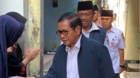 Gubernur DKI Jakarta, Pramono Anung, menyampaikan belasungkawa dengan mengunjungi rumah duka seorang balita yang menjadi korban hanyut saat proses evakuasi oleh Tim SAR.