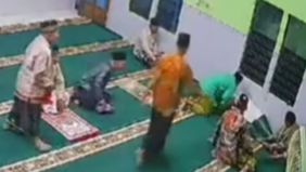 Jemaah di Masjid tersebut langsung membawa bapak tersebut ke rumah sakit dan menghubungi keluarganya.