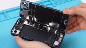 Salah Satu Hal Yang Paling Mencolok Dari Pembongkaran Ini Adalah Baterai IPhone 16e. 