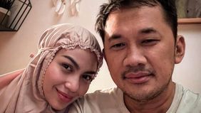 Hanung Bramantyo terlihat meminta izin kepada Zaskia Mecca untuk mencari baby sitter seperti Ariel Tatum.