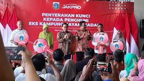 Gubernur DKI Jakarta, Pramono Anung bersama Wakil Gubernur Jakarta, Rano Karno, secara resmi menyerahkan kunci rumah susun (Rusun) Kampung Susun Bayam (KSB) kepada warga eks Kampung Bayam Madani, Jakarta Utara, Kamis, 6 Maret 2025.