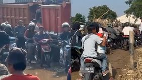 Sementara itu, untuk kendaraan roda empat, disarankan agar menggunakan jalur alternatif karena sebagian jembatan masih tertutup oleh tumpukan sampah akibat banjir.