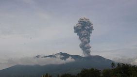 Gunung Marapi di wilayah Kabupaten Agam dan Kabupaten Tanah Datar, Sumatera Barat, kembali mengalami erupsi pada Rabu pagi, 14 Mei 2025.