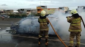 Sebuah mobil dilaporkan terbakar saat melaju di KM 23 Tol Gedong Panjang, Penjaringan, Jakarta Utara, pada Jumat pagi 7 Maret 2025.