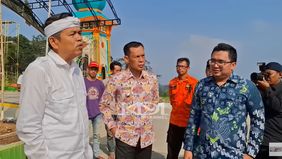 Belum genap tiga bulan beroperasi, Hibisc Fantasy Puncak menghadapi masalah serius terkait izin lahan. Pada 6 Maret 2025, pemerintah Provinsi Jawa Barat melakukan penutupan terhadap empat objek wisata di Puncak, termasuk Hibisc Fantasy, karena pelang