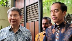 Utusan Khusus Presiden Prabowo Subianto bidang Energi dan Lingkungan Hidup, Hashim Djojohadikusumo, mengunjungi kediaman Presiden ke-7 RI, Joko Widodo (Jokowi), untuk membahas isu ekonomi.