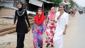 Islam mulai masuk ke Vietnam, yang dahulu dikenal sebagai Champa, pada abad ke-9 dan diterima dengan baik oleh masyarakat serta kalangan kerajaan. Sejak saat itu, ajarannya terus berkembang.