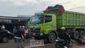 Berdasarkan sebuah video yang beredar, truk tanah ini menabr*k seorang pemotor di depan Alf*mart Cileles sehingga menyebabkan korban mengalami luka parah dibagian kaki.