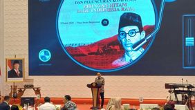 Menteri Kebudayaan (Menbud) Fadli Zon meluncurkan piringan hitam atau vinyl yang berisi 8 versi lagu Indonesia Raya, yang menggambarkan perjalanan transformasi lagu kebangsaan Indonesia.