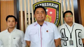 Polisi telah memeriksa delapan saksi dalam kasus pembunuhan ibu dan anak berinisial TSL (59) dan ES (35), yang ditemukan tewas di dalam tangki air di rumah mereka di Jalan Angke Barat, RT 5/2, Angke, Tambora, Jakarta Barat, pada Kamis , 6 Maret 2025 