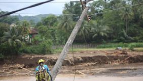 Petugas mengalami kesulitan dalam menjangkau lokasi-lokasi terdampak untuk pendistribusian material dan melakukan perbaikan jaringan listrik. 