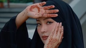 Kae Asakura, atau yang juga dikenal sebagai Rae Lil Black, resmi memeluk agama Islam. Keputusan besar ini mengubah gaya hidup dan penampilannya secara drastis. Jika sebelumnya ia dikenal dengan busana yang terbuka dan berani, kini Kae tampil anggun d